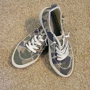 Jellypop slide on camo sneakers sz 10. gently worn